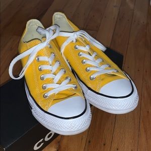 Yellow converse!